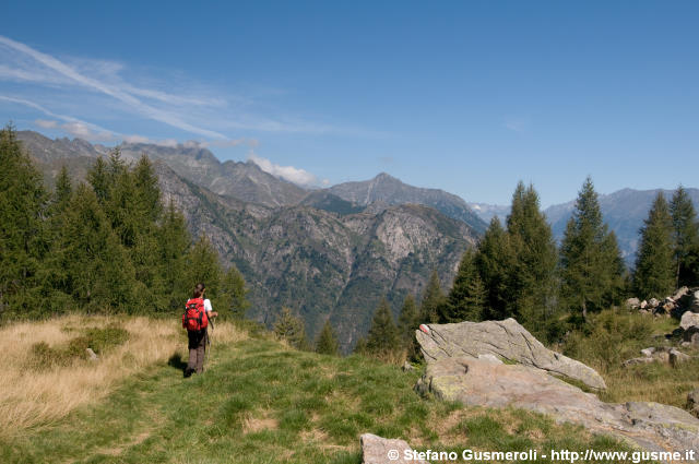  Osservando il panorama all'Alpe Campo - click to next image