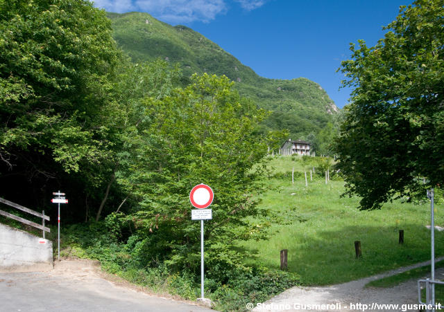  Bedogna - Partenza del sentiero per la torre del Signame - click to next image