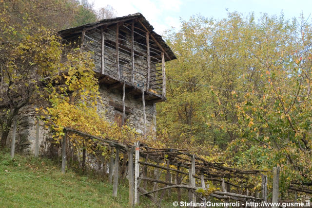  Rustico e vigne - click to next image