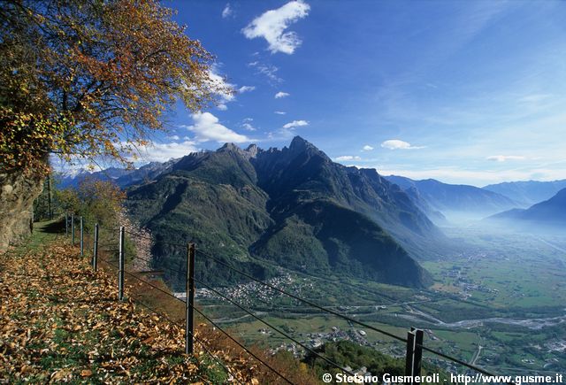  Sentiero presso Cigolino e panorama sulla valchiavenna - click to next image