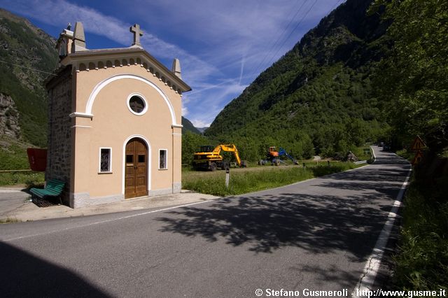  Cappelletta a Cimaganda lungo la statale - click to next image