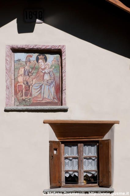  Affresco e finestra - click to next image