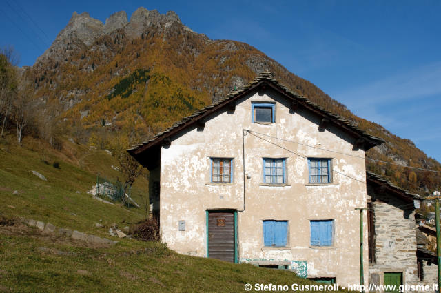  Abitazione presso Olmo e pizzo Camoscera - click to next image