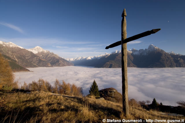  La bregaglia colma di cirrocumuli da Pratomorello - click to next image