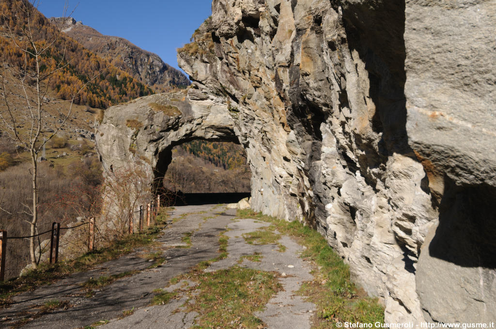  Tratto di strada con arco naturale - click to next image