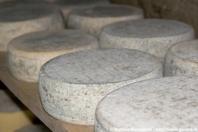  Forme di formaggio - click to next image