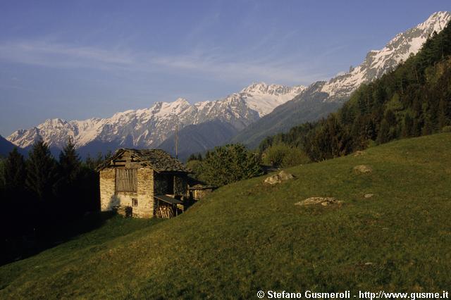  Baita a Roncaiola e panorama sulla Bregaglia - click to next image