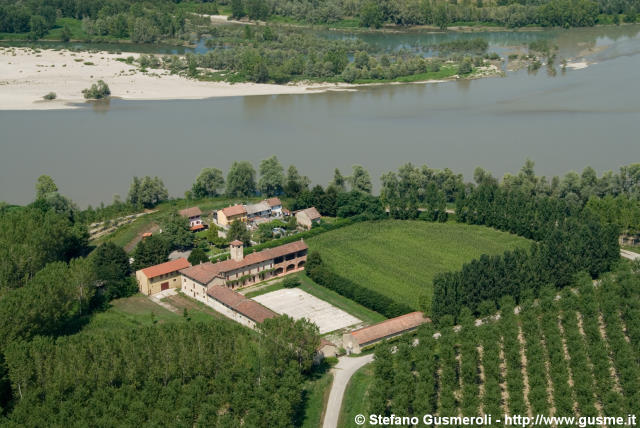  Cascina Torre d'Isola - click to next image