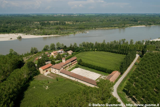  Cascina Torre d'Isola e Po - click to next image