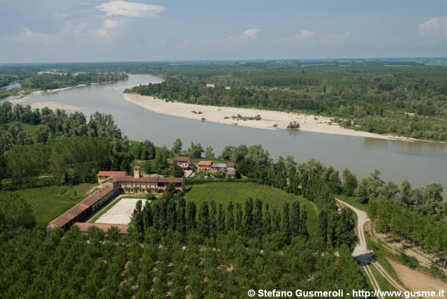  Cascina Torre d'Isola e Po - click to next image