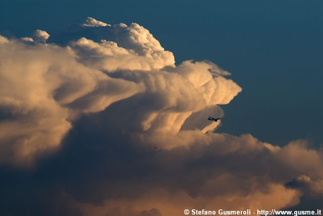  Aereo 747 sbuca tra i cumuli al tramonto - click to next image