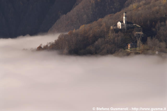  Chiesa della Visitazione sopra i cirrocumuli - click to next image